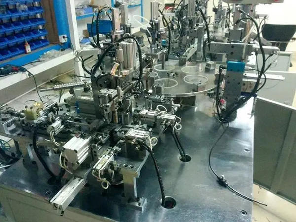 電氣行業(yè)開(kāi)始大量使用接線端子自動(dòng)機(jī)